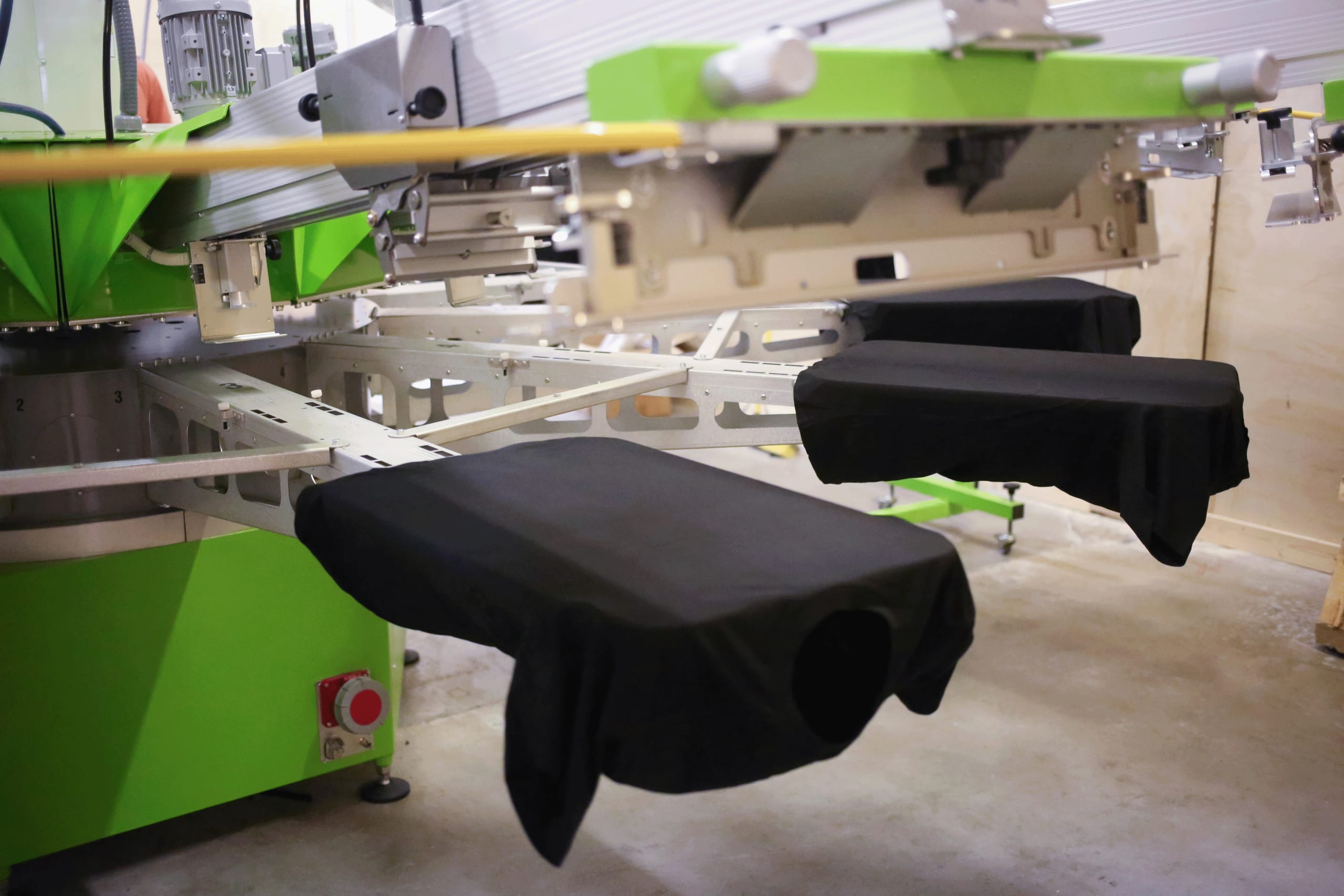 Screentryckmaskin i arbete
